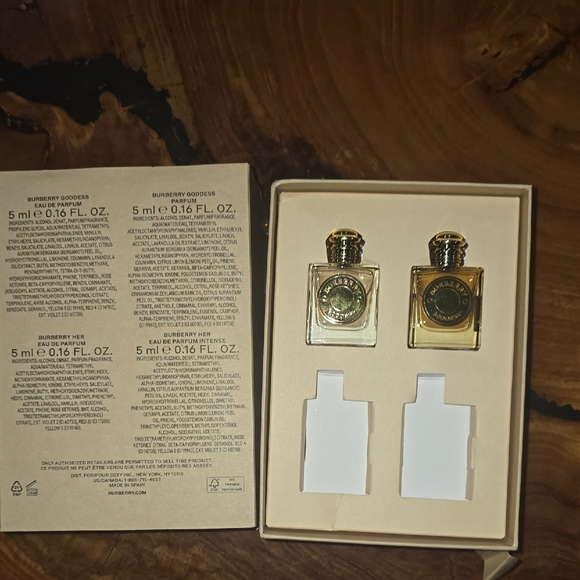 Burberry Fragrance Duo in Gold and Clear - Picture 5 of 6